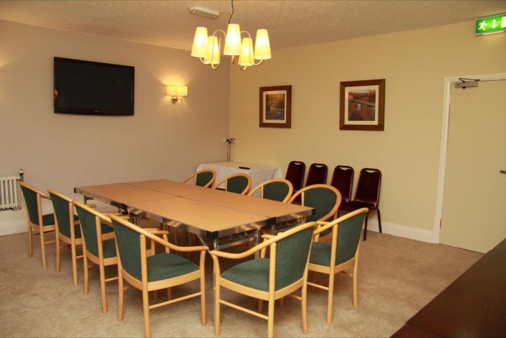The Twelve Knights Hotell Port Talbot Exteriör bild