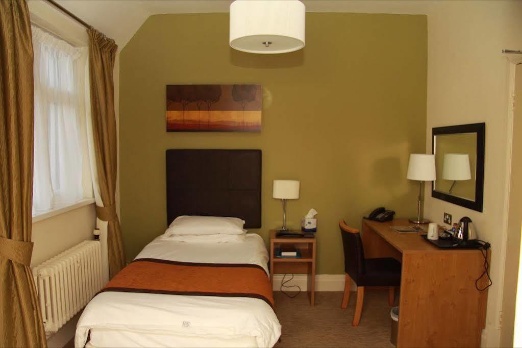 The Twelve Knights Hotell Port Talbot Exteriör bild
