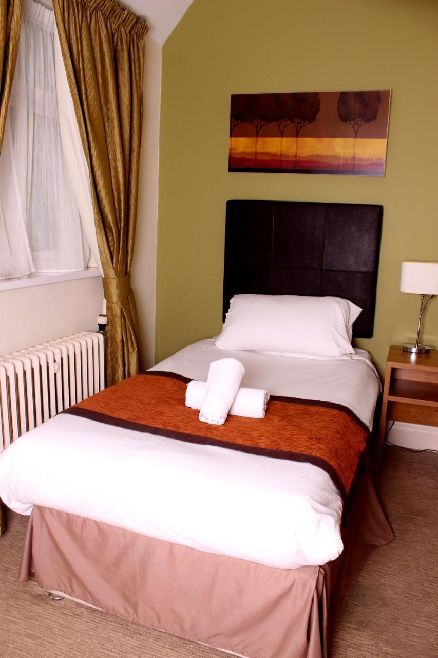 The Twelve Knights Hotell Port Talbot Exteriör bild