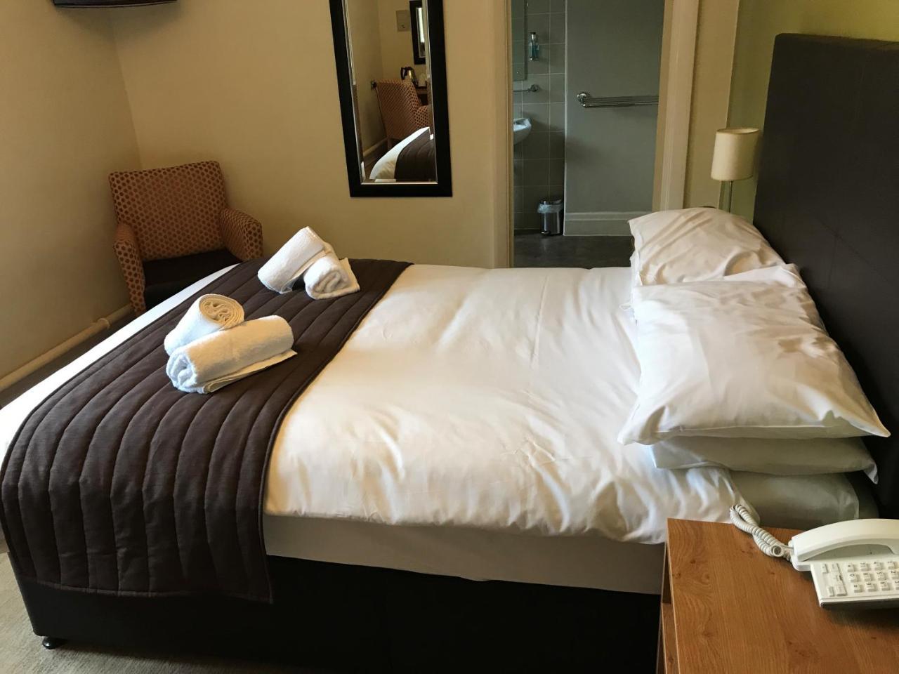 The Twelve Knights Hotell Port Talbot Exteriör bild